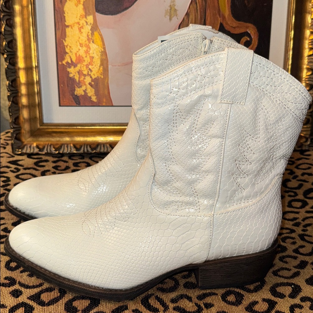 Coconuts By Matisse Women’s Derringer White Snake Boots Size 10M US - Picture 3 of 7